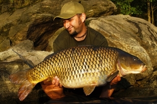 Po dlhom boji drží Martin v rukách 17 kg živej hmotnosti a súčasne prvnú rybu výpravy. Výraz lovca hovorí za všetko.