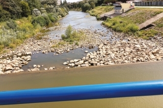 Fotografia zo splavu v mestskej časti Nad jazerom, kde je Hornád na suchu – vpravo MVE.