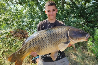 Lovec: Daniel Holeš, 
Veľký Kýr
Druh ryby: kapor rybničný
Hmotnosť: 19,5 kg
Dĺžka: 110 cm
Miesto: štrkovisko Veľký Kýr
Nástraha: boilies (doma vyrobené)