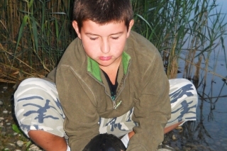 Mladší z juniorov - Jojo. Radosť z prvej a veľmi dôležitej ryby počas dovolenky.
