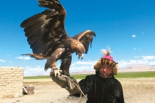 Kazaši používajú orly na lov drobnej zveri.