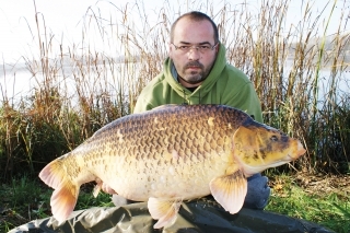 Marcel so svojím vytúženým 14 kg koi kaprom.