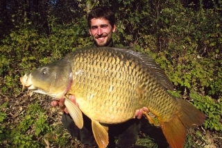 Nielen vzhľadom pripomína naštvaného diviaka. Silná takmer 20 kg ryba z najplytšej časti na 2x17 mm Krab/Krill.