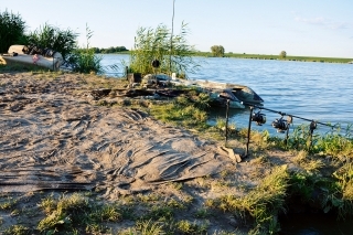 Na novom mieste už nebolo toľko bahna, prestalo pršať a začalo svietiť slnko.