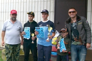 Celkoví víťazi seriálu KINDER FEEDER TOUR 2013 v kat. U-14, zľava hlavný organizátor Jaroslav Heler, Matej Bárta, David Kopinec, Mário Gergel a jeden zo sponzorov Michal Procházka z agentúry RUKA HORE.