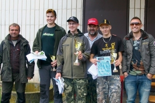 Celkoví víťazi seriálu KINDER FEEDER TOUR 2013 v kat. U-18, zľava starosta obce Dubovany Miroslav Michalčík, Šimon Hadviga, Marek Dobiaš, hlavný organizátor Jaroslav Heler, Peter Černák a Michal Procházka z agentúry RUKA HORE.