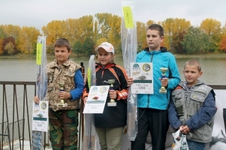 Najlepší v U10 zľava: Matej Vavrinec, Daniela Truhlářová, Matej Kabát a Damián Humaj.