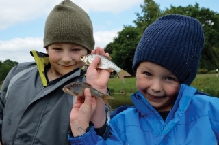Jednoducho radosť z rybačky. Deti sa nestarajú o správne či nesprávne rybárske počasie.
