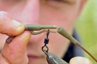 3. Keď sa zameriavate na dlhé hody, budete potrebovať ťažké olová. Uprednostňujem tzv. “Distance Casting” olová, ktoré ponúkajú stabilný let a dopadajú vždy presne tam, kam chcem. Olová pevne fixované na šnúru alebo vlasec nie sú úplne ideálne a z toho dôvodu mám radšej tie, ktoré sa pripevňujú pomocou klipu.