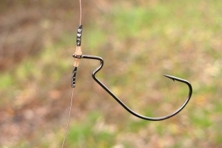 Háčik je fixovaný na lanku dvojicou krimpovacích trubičiek so zarážkami.