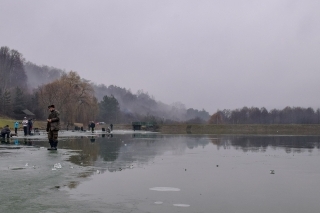 Na ľade je veľa rybárov aj vody.