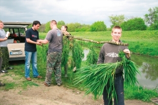 ...pripevníme na plávajúcu guľatinu.