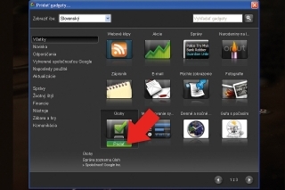 Ak chcete nájsť aj ďalšie gadgety (moduly, ktoré rozšíria vašu pracovnú plochu napríklad o kalendár či o počasie), kliknite na tlačidlo „ “ v hornej časti bočného panela, alebo z ponuky vyberte možnosť „Pridať gadgety“. Keď nájdete požadovaný gadget, presuňte naň kurzor myši a kliknite na tlačidlo „Pridať“.