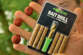 Na výrobu nadľahčenej nástrahy budeme potrebovať pár 21 mm boilies, vrtáčik a korkové valčeky.