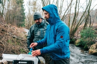 Plnenie boxov ikrami a ich čistenie je dobré robiť aspoň vo dvojici. Rýchlejšie ste hotoví a ikry sú kratšie na vzduchu.