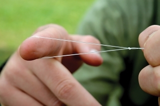 Urobte si veľkú slučku pre lepšiu manipuláciu a aj boilies bude na nej pevnejšie držať.