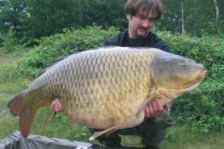 Eddy Stercks so šupináčom z veľkého belgického kanála. Zvážený v roku 2007 - dosahoval 36,1 kg. To znamená, že tento kapor pribral behom 2 rokov 5 kg. Keby teoreticky naberal rovnakým tempom ďalej, mohol by za 2 roky presiahnuť 40 kg.