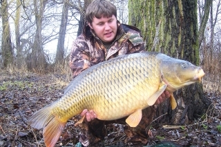 Marcových 17 kg šupinatého šťastia zo 4 °C vody tesne po rozmrznutí.