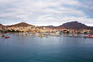 Mesto Mindelo na ostrove Sao Vicente.