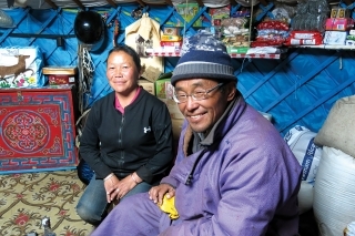 Aj pre toto milujem Mongolsko – domáci pastier vás ochotne pozve do svojej jurty a rozdelí sa aj o to málo, čo má.