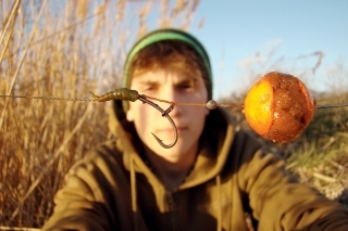 Takto pripravená, neutrálne vyvážená nástraha uvoľňuje atraktory už tesne po vhodení do vody, čím láka ryby k záberu.