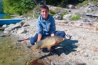 Kombinácia fluo plavačky a potápavého boilies priniesla úspech v podobe tohto kapra.