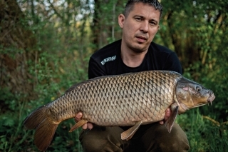 Peťo s jedným z kaprov, ktorí atakovali 10 kg hranicu.