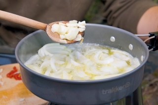 3. Pridá nakrájaný cesnak.