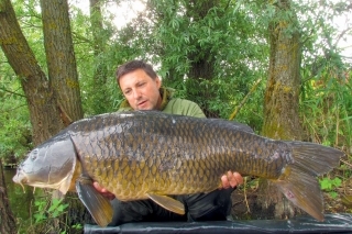 Aj tento starý veterán sa nechal oklamať nástrahou umiestnenou na ružovo zafarbenom Stick mixe Crayfish (Rak).