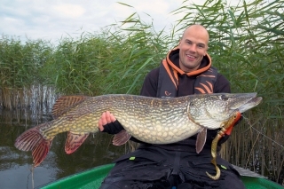 Christian Moeller s 11 kg šťukou ulovenou na Alien Eel.