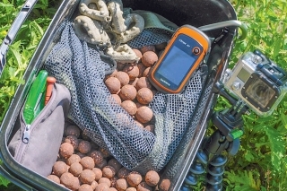 Dostatok boilies rôznych priemerov, zásoba olova, malý penál, GPS a GoPro. Bez tohto vybavenia na vodu nikdy nejdem.