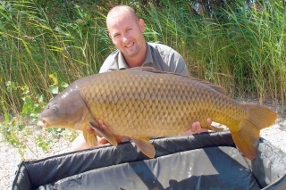 Prvá krásna rybka, šupík cez meter s hmotnosťou 19,58 kg s neskutočným pádlom.