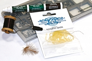 Materiály:
krivákový háčik, viazacia niť, Nymph Skin (farba translucent), CDC, vlasec na zhotovenie očí, vode odolné fixky.