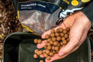 Do vedra dajte 12 mm boilies. Menšie návnady v mixe pracujú lepšie.