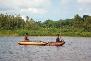 Miestni športoví rybári v častiach, kde je lov do sietí zakazaný.