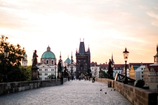 V to ráno bola Praha úplne iná, než som ju spoznal pri poslednej návšteve. Taká pokojnejšia, ale ona mala ešte čas, pretože práve vychádzalo slnko...