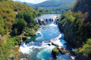 Vodopády na hornom toku rieky Uny sú krásnou prírodnou pamiatkou. Bosna je bohatá na takúto scenériu.