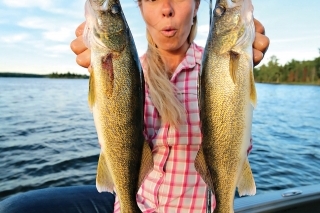 Babs s dvoma Walleyes (podobné ako naše zubáče) na jazere Lake Sasaganga.